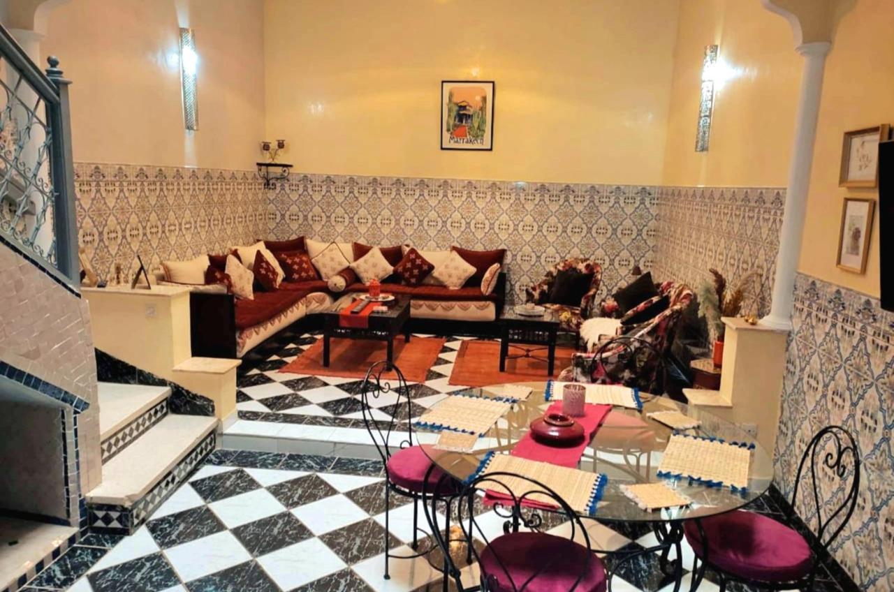 Tres Beau Riad A Marrakech Avec Piscines Marrakesh Exteriör bild