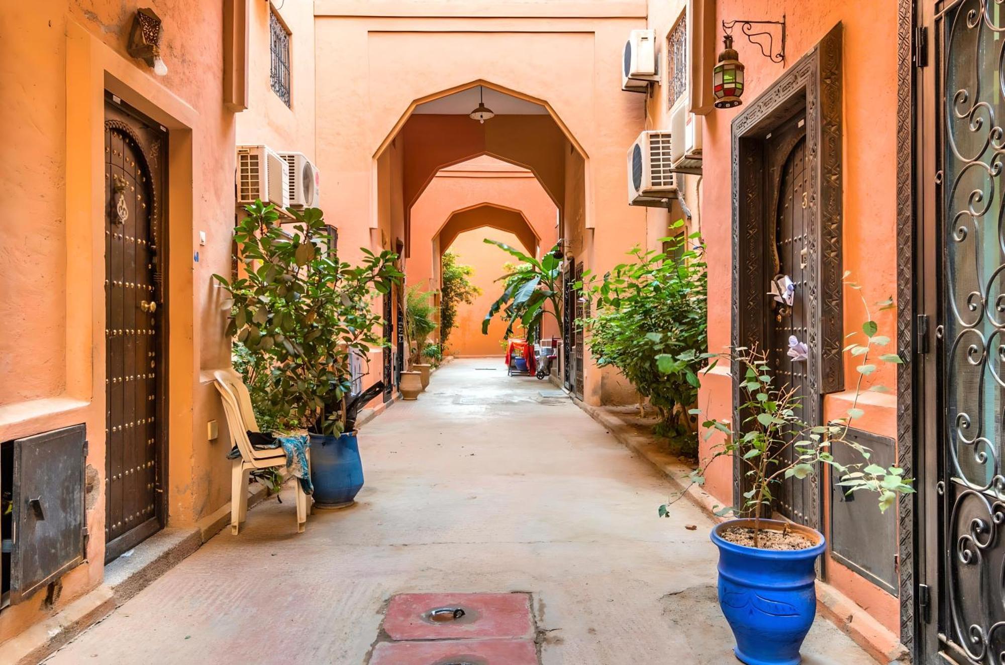 Tres Beau Riad A Marrakech Avec Piscines Marrakesh Exteriör bild