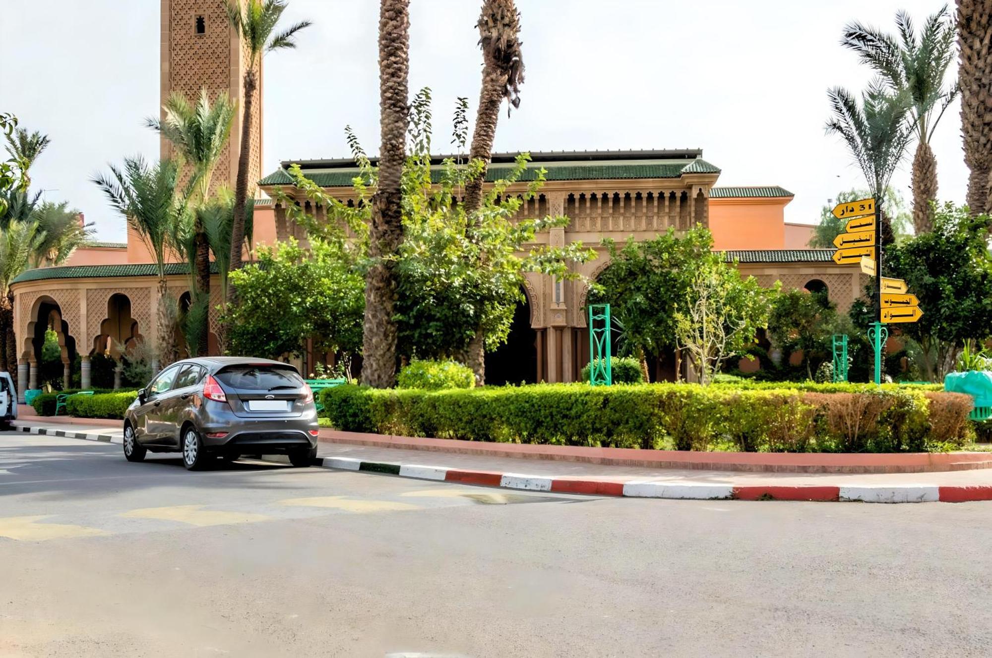 Tres Beau Riad A Marrakech Avec Piscines Marrakesh Exteriör bild
