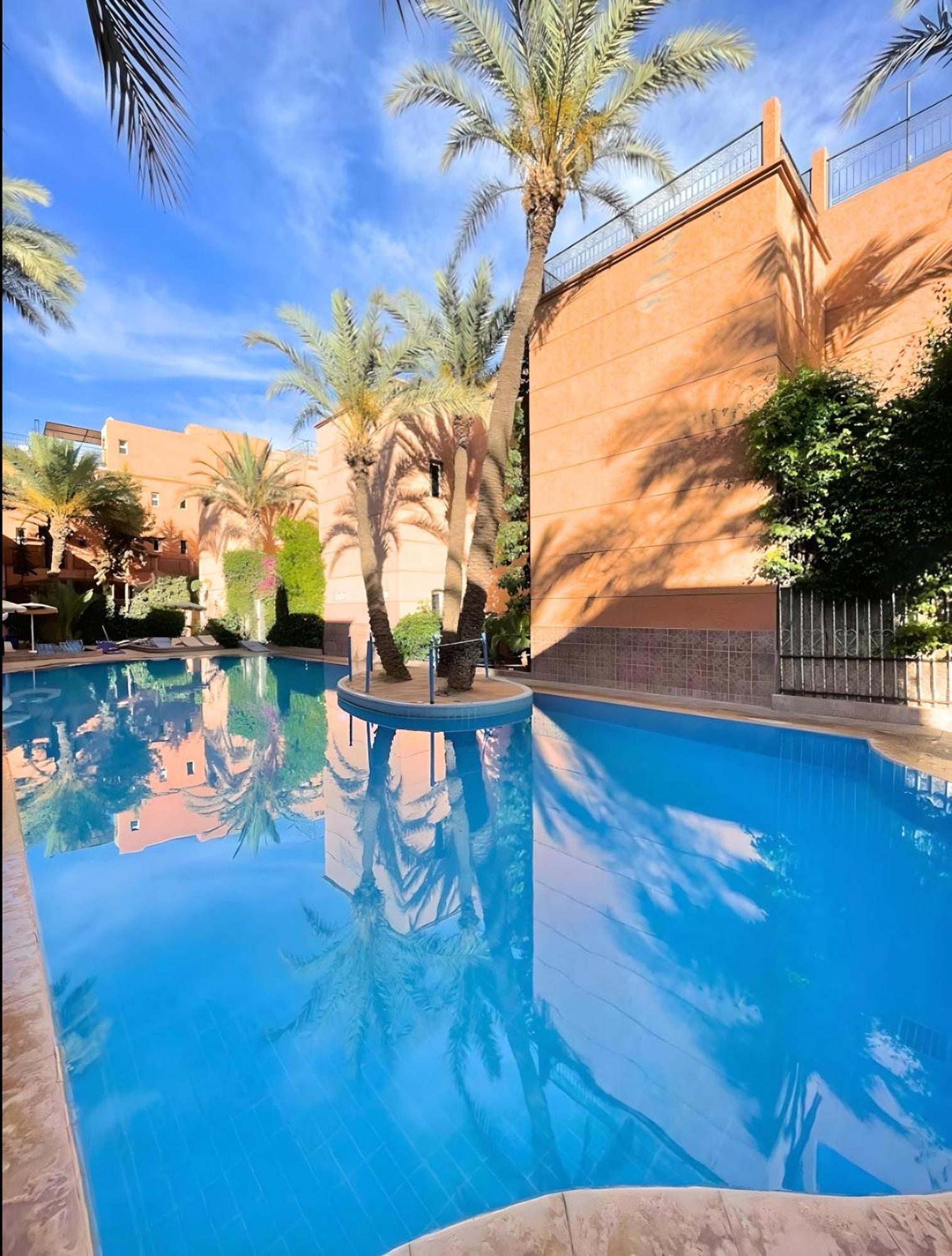 Tres Beau Riad A Marrakech Avec Piscines Marrakesh Exteriör bild